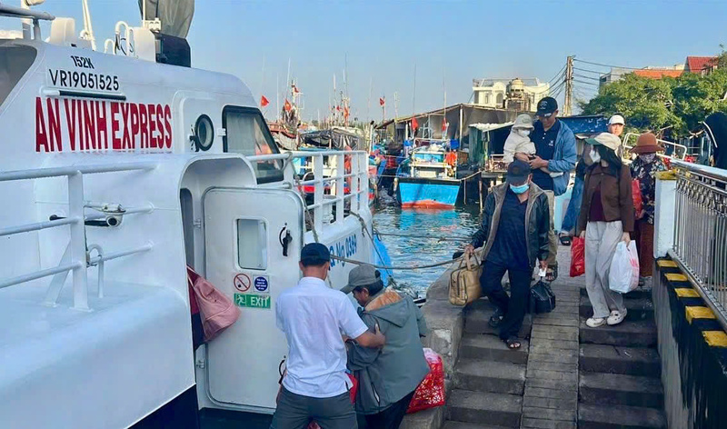 Tỉnh Quảng Ngãi chỉ đạo tuyệt đối không để bất kỳ người dân nào phải ở lại đất liền, không được về quê ăn Tết cùng gia đình. Ảnh: Tuệ Lâm