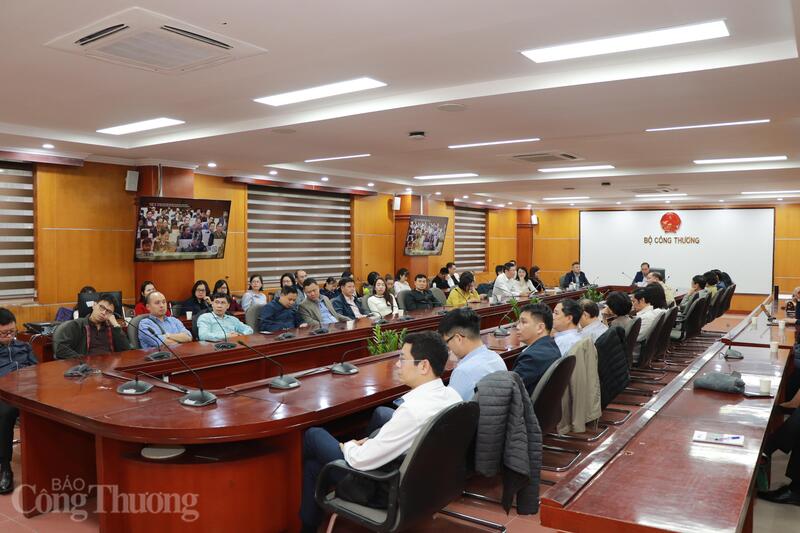 Các đại biểu tham dự hội nghị tại điểm cầu Bộ Công Thương. Ảnh: Thanh Tuấn