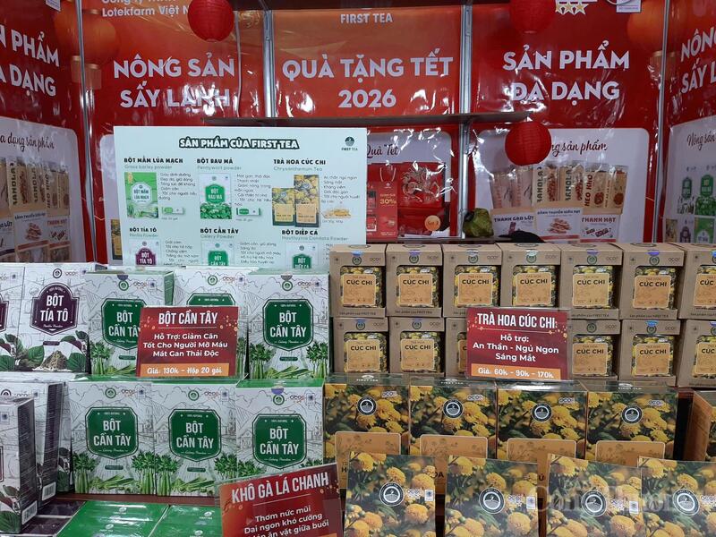 Nhóm sản phẩm chăm sóc sức khỏe, các gian hàng trà hoa cúc, hạt dinh dưỡng, bột sấy lạnh nhận được sự quan tâm của khách trung niên và cao tuổi. Ảnh: N.H