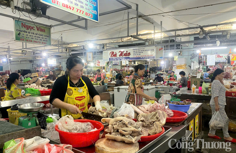 Theo các tiểu thương, đã gần Tết nhưng giá thịt lợn vẫn không tăng so với ngày thường, sức mua yếu so với mọi năm.