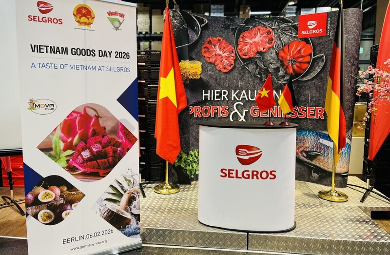 Hàng hóa Việt Nam được trưng bày, giới thiệu tại “Ngày hàng Việt Nam” tổ chức trong siêu thị Selgros Berlin Lichtenberg, Đức.
