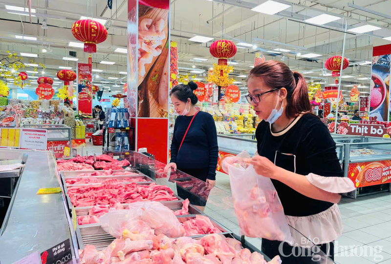 Chương trình bán “thịt lợn không lợi nhuận” ở siêu thị Go! Huế.