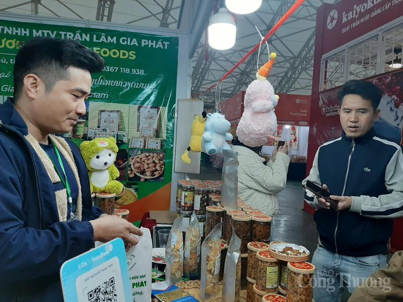 Càng gần Tết, tâm lý chuẩn bị chu đáo cho những ngày sum họp khiến sức mua tăng rõ rệt so với những ngày đầu hội chợ. Ảnh: N.H