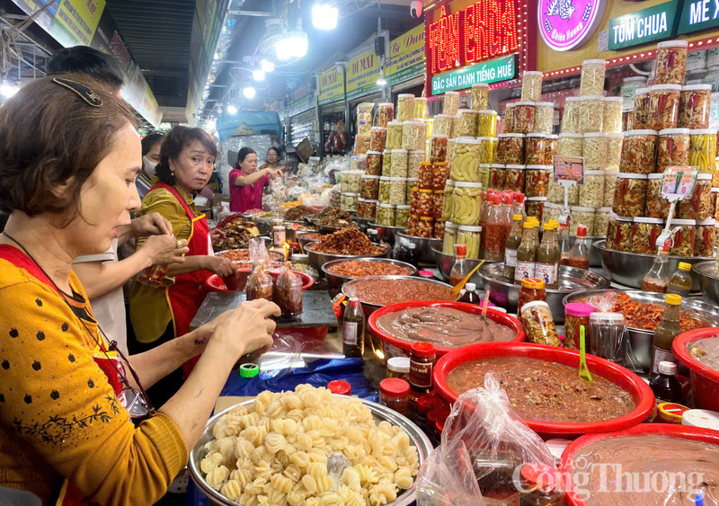 Các mặt hàng phục vụ Tết đã được các tiểu thương chợ Đông Ba bày bán rất nhiều.