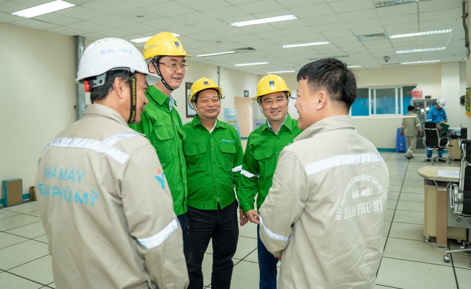 Công đoàn Petrovietnam thăm, chúc Tết NLĐ trực ca đêm giao thừa tại Nhà máy Đạm Phú Mỹ