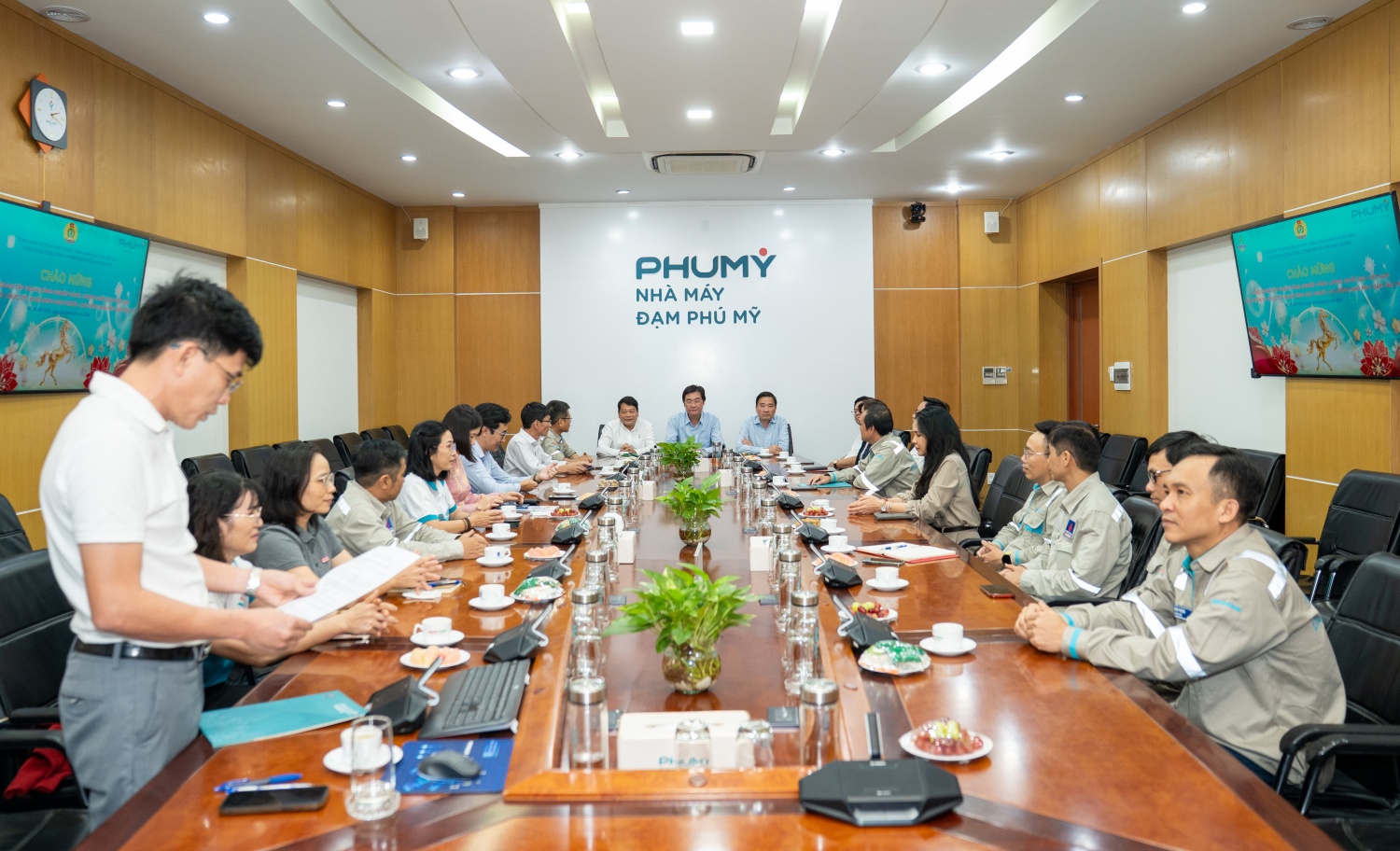 Công đoàn Petrovietnam thăm, chúc Tết NLĐ trực ca đêm giao thừa tại Nhà máy Đạm Phú Mỹ