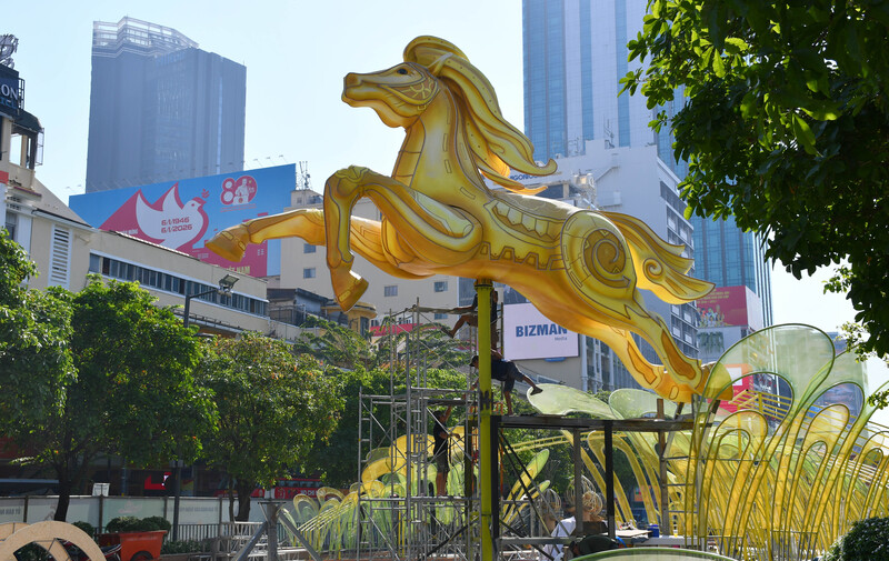 Biểu tượng linh vật Ngựa tại cổng chào đường hoa Nguyễn Huệ xuân Bính Ngọ 2026 đang được gấp rút thi công hoàn thiện, tạo điểm nhấn thị giác trên trục không gian chính của đường hoa. Ảnh: Thanh Minh