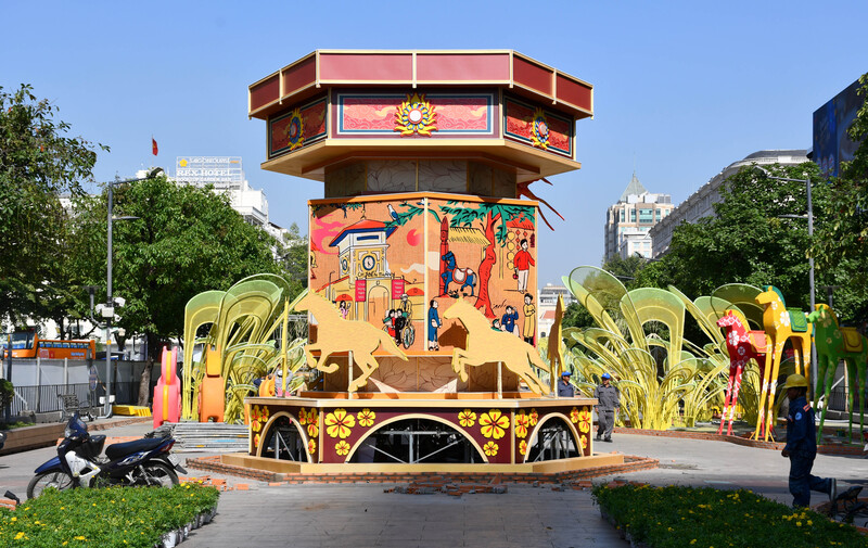 Thi công lắp đặt đèn kéo quân khổng lồ cao hơn 6m, đường kính 6,4m, xoay 360 độ, tái hiện những khung cảnh Tết dân gian, lưu giữ và tôn vinh các giá trị truyền thống, bản sắc văn hóa Việt. Ảnh: Thanh Minh