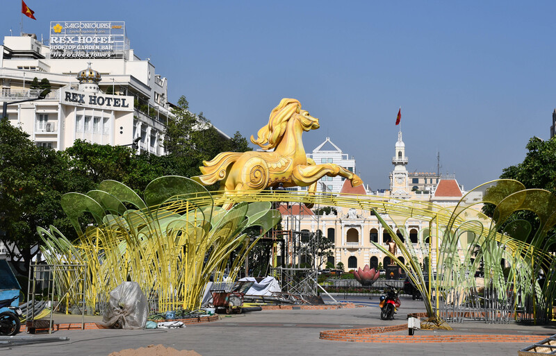 Điểm nhấn nổi bật nhất của đường hoa năm nay là các linh vật ngựa, biểu tượng của năm Bính Ngọ 2026 với thiết kế tạo hình đặc biệt lớn. Linh vật có chiều dài khoảng 9 m, chiều cao thân 7 m và tổng chiều cao khi lắp đặt lên đến 11 m. Hình tượng ngựa được thiết kế khỏe khoắn, sinh động, thể hiện tinh thần bứt phá, năng động và khát vọng vươn lên. Ảnh: Thanh Minh