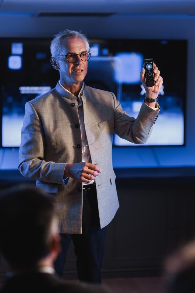 Hutch Hutchison: "Cha đẻ" Vertu hay nhà sáng lập điện thoại xa xỉ XOR?- Ảnh 1.