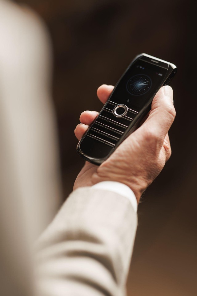 Hutch Hutchison: "Cha đẻ" Vertu hay nhà sáng lập điện thoại xa xỉ XOR?- Ảnh 2.