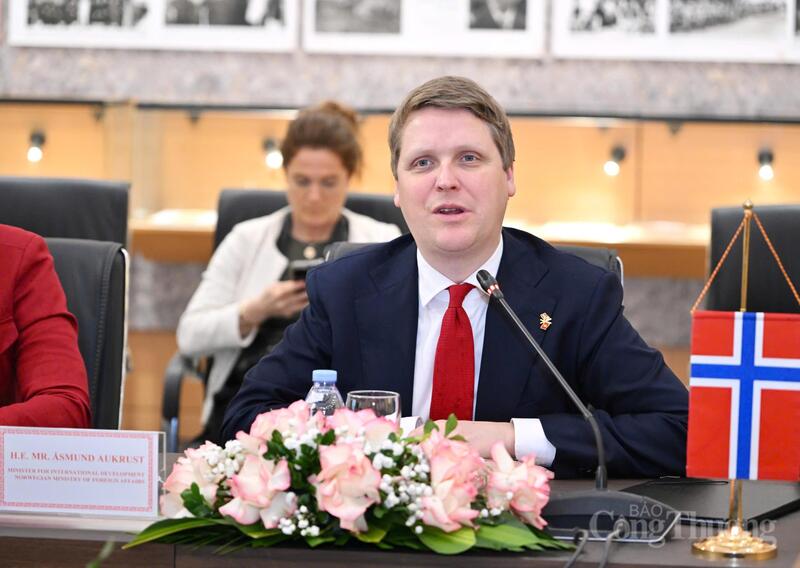 Ông Åsmund Aukrust, Bộ trưởng Phát triển quốc tế Na Uy phát biểu tại buổi làm việc.