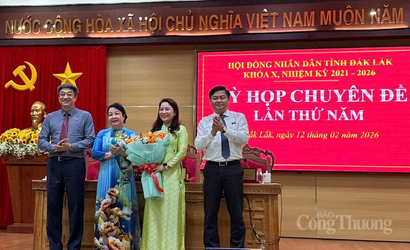 Chủ tịch, các Phó Chủ tịch HĐND tỉnh Đắk Lắk tặng hoa chúc mừng bà Phúc Bình Niê Kdăm. Ảnh: Vũ Long