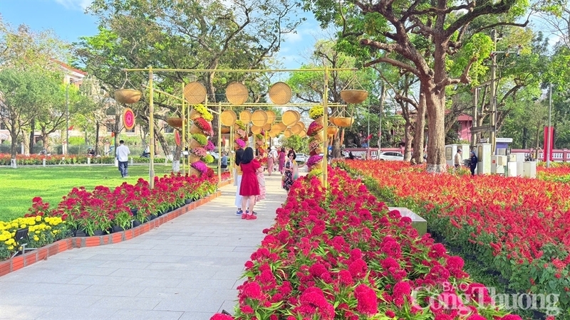 Những ngày này, thành phố Huế như khoát lên mình một chiếc áo mới, rực rỡ, cờ hoa khắp phố phường