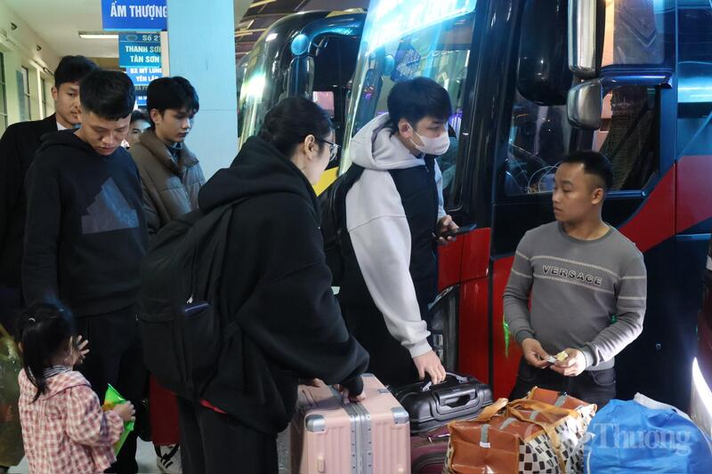 Bến xe Mỹ Đình nhộn nhịp trước kỳ nghỉ tết Nguyên đán - 3