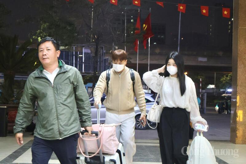 Nhiều người mang theo hành lý, vội vã tìm đúng tuyến, đúng giờ để kịp rời Hà Nội sau khi kết thúc ngày làm việc cuối cùng của năm.