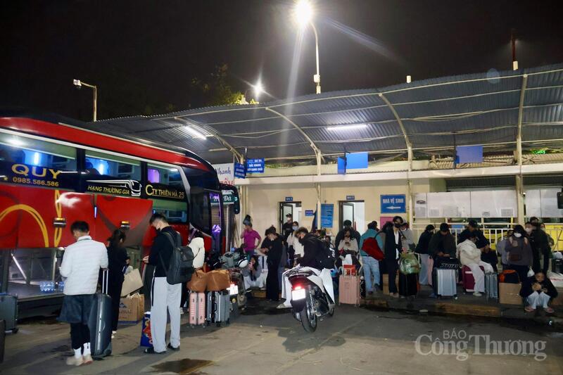 Ghi nhận của phóng viên tại bến xe trọng điểm Hà Nội - Bến xe khách Mỹ Đình, nhịp độ vận tải “nóng” hơn bao giờ hết trong ngày làm việc cuối cùng trước kỳ nghỉ tết Nguyên đán.