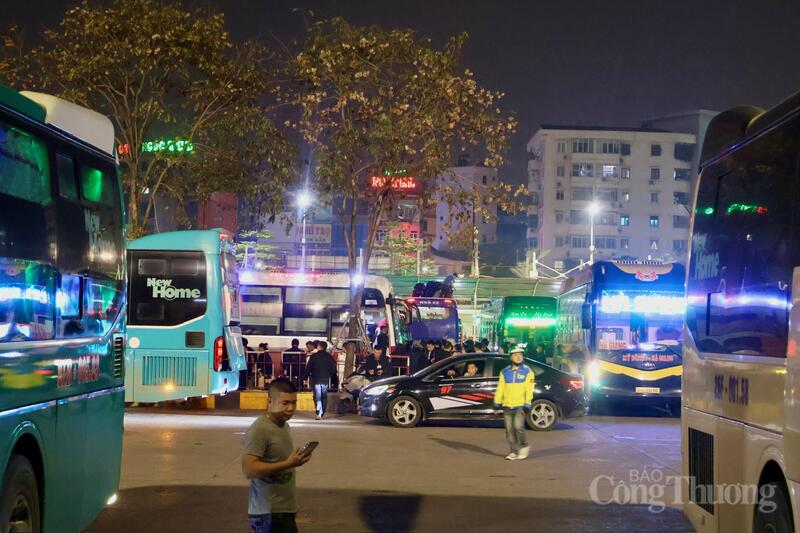 Từng chuyến xe nối đuôi nhau rời bến, tất cả đều chật kín hành khách.