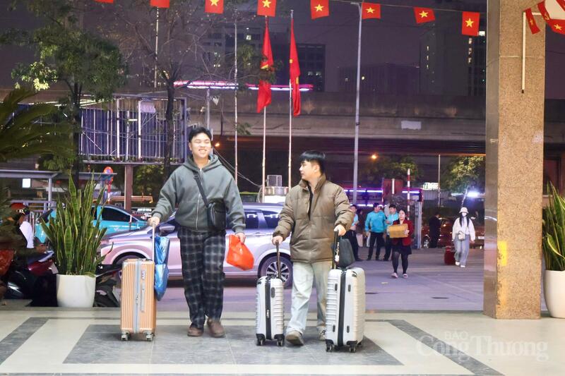 Hành khách ai cũng mang tâm trạng háo hức, phấn khởi vì được về quê ăn Tết sau những ngày làm việc vất vả.