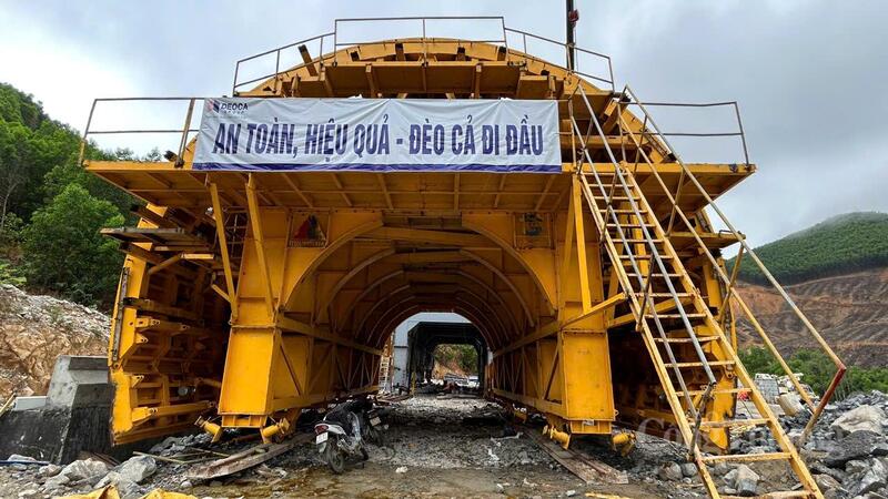 Thiết bị đào hầm của nhà thầu. Ảnh: Vũ Long