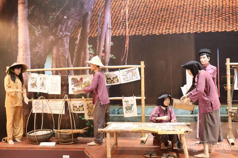 Tục xin tranh đầu năm thể hiện nét đẹp văn hóa truyền thống. Việc trao đổi tranh lấy gạo, muối, lương thực... xưa kia vốn trở thành nguồn sống nuôi dưỡng làng nghề.Không gian Tết xưa được tái hiện sinh động tại Trung tâm Bảo tồn tranh dân gian Đông Hồ qua hình ảnh chợ quê ven sông đậm nét truyền thống.