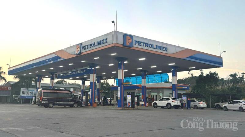 Trong dịp Tết, các cửa hàng xăng dầu trên địa bàn tỉnh Quảng Ninh bố trí nhân sự bán hàng 3 ca, trực 24/24 giờ, bảo đảm phục vụ xuyên Tết.