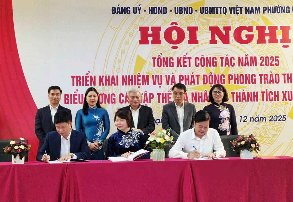 Các đồng chí lãnh đạo Đảng ủy, HĐND, UBND, Ủy ban MTTQ Việt Nam phường Đại Mỗ chứng kiến đại diện các cơ quan, đơn vị, tổ dân phố ký giao ước thi đua năm 2026 Các đồng chí lãnh đạo Đảng ủy, HĐND, UBND, Ủy ban MTTQ Việt Nam phường Đại Mỗ chứng kiến đại diện các cơ quan, đơn vị, tổ dân phố ký giao ước thi đua năm 2026