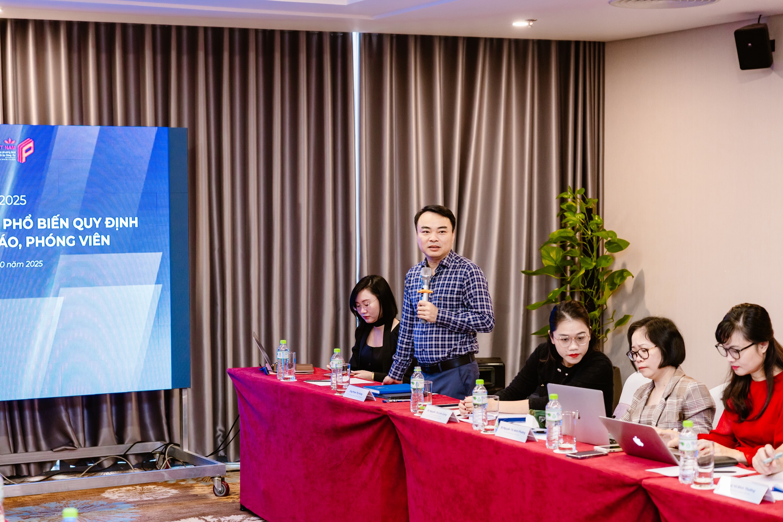 Ông Nguyễn Thy Hùng. Phó Cục trưởng Cục Quản lý Đấu thầu, Bộ Tài chính. Ảnh: Việt Vũ.