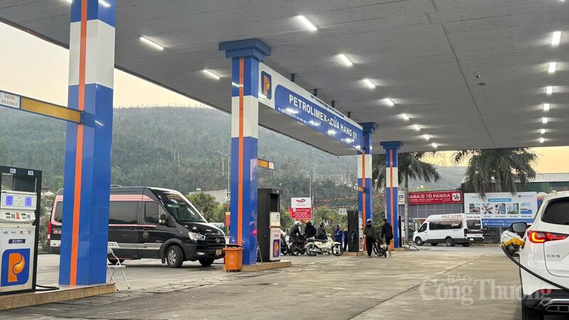Người dân đổ xăng tại Petrolimex - cửa hàng 01, phường Bãi Cháy, tỉnh Quảng Ninh chiều 26 Tết.