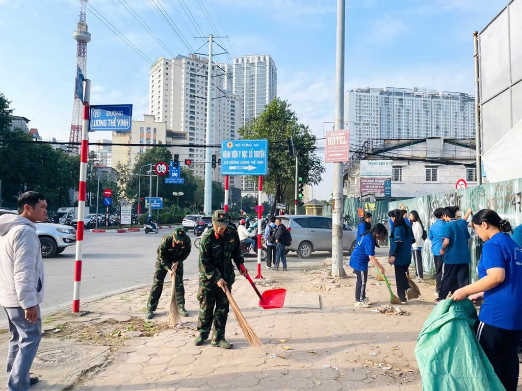 Các đơn vị quân đội trên địa bàn chung tay với người dân phường Đại Mỗ dọn vệ sinh môi trường Các đơn vị quân đội trên địa bàn chung tay với người dân phường Đại Mỗ dọn vệ sinh môi trường