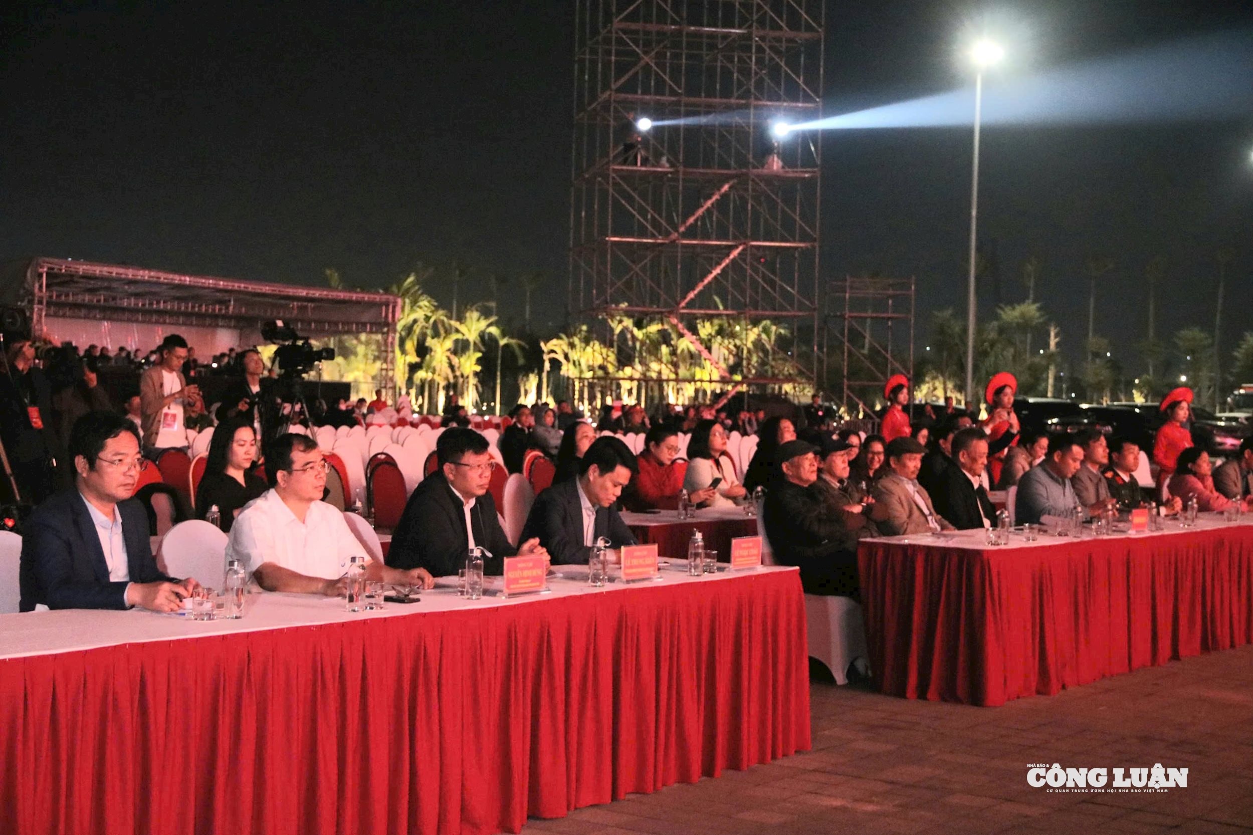 Lãnh đạo thành phố dự tổng duyệt.