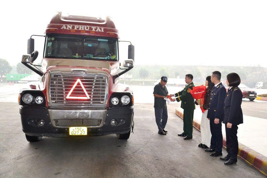 Các cán bộ cửa khẩu lì xì cho người chuyên chở lô hàng xuất khẩu đầu tiên