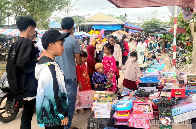 Quầy hàng bán đồ chơi trẻ em thu hút các em thiếu nhi.