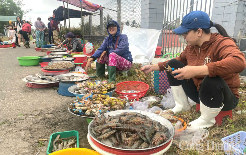 Ngoài các loại rau củ quả, thì hải sản tươi sống từ đầm phá cũng được bán ở chợ.