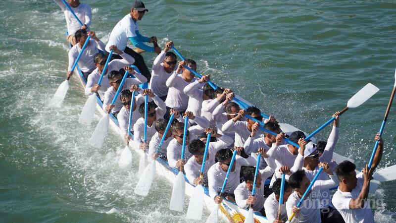 Lễ hội đua thuyền thu hút khoảng 160 vận động viên tham gia. Ảnh: Nguyễn Phú