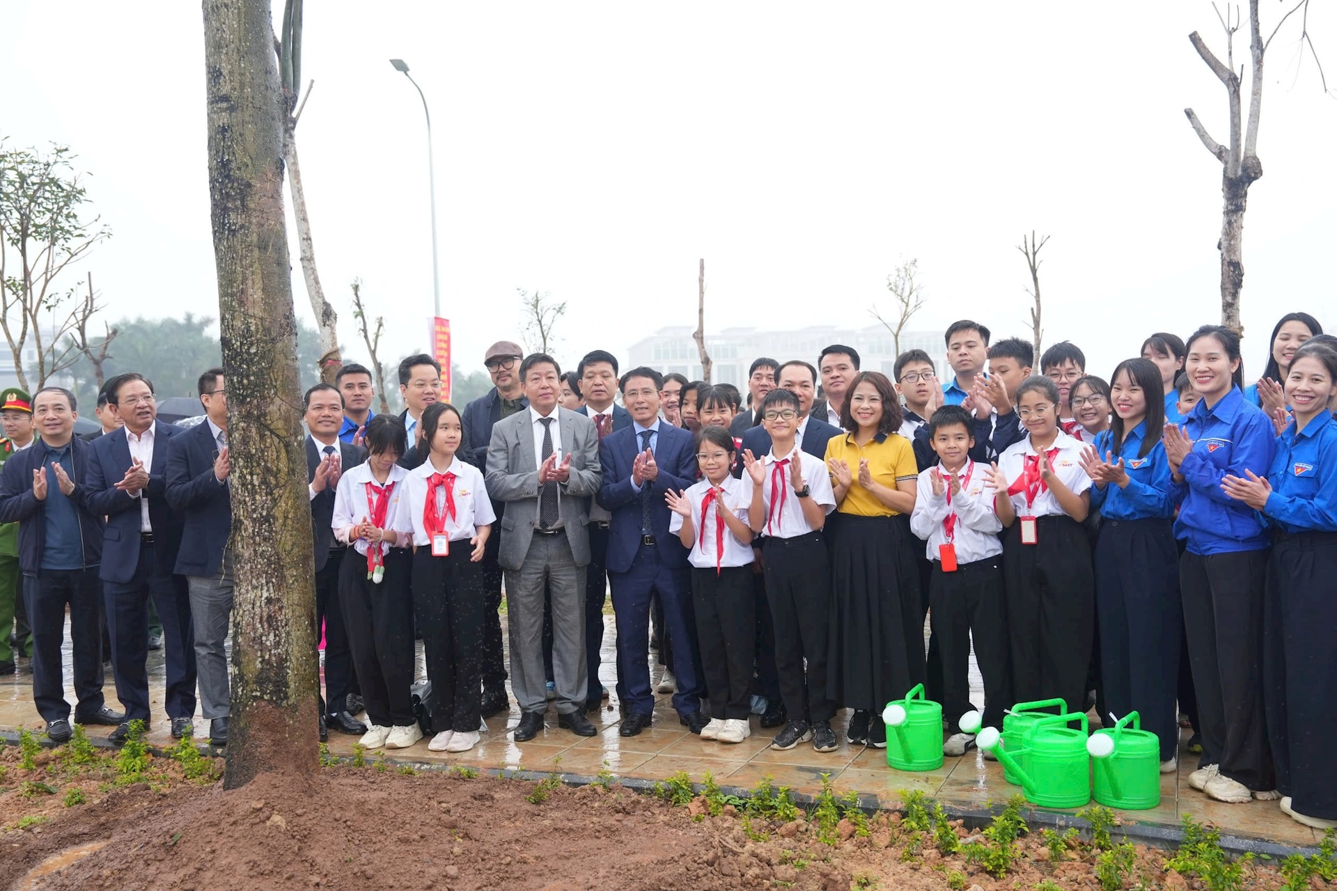 Phó Bí thư Thường trực Thành ủy Hà Nội Nguyễn Trọng Đông dự Tết trồng cây tại Đông Anh