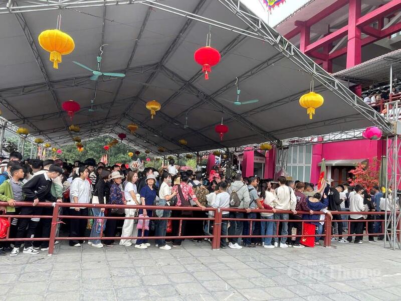 Cáp treo vận hành đảm bảo cho người dân và du khách du xuân.