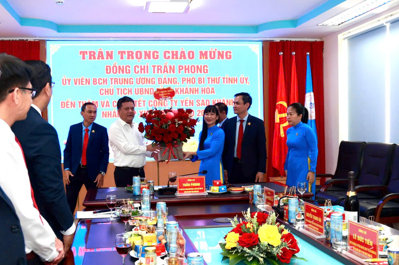 Ông Trần Phong, Ủy viên Ban Chấp hành Trung ương Đảng, Chủ tịch UBND tỉnh Khánh Hòa thăm, tặng quà tại Công ty Yến sào Khánh Hòa. Ảnh: Bảo Anh