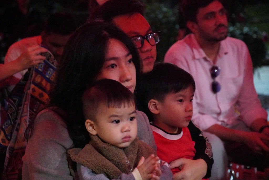 Khán giả nhiều lứa tuổi chăm chú theo dõi chương trình Khán giả nhiều lứa tuổi chăm chú theo dõi chương trình