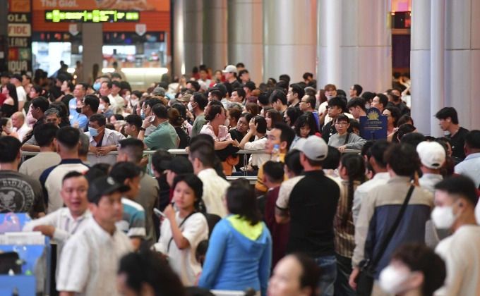 Sân bay Tân Sơn Nhất lập kỷ lục đón 170.000 khách ngày mùng 4 Tết - Ảnh 1