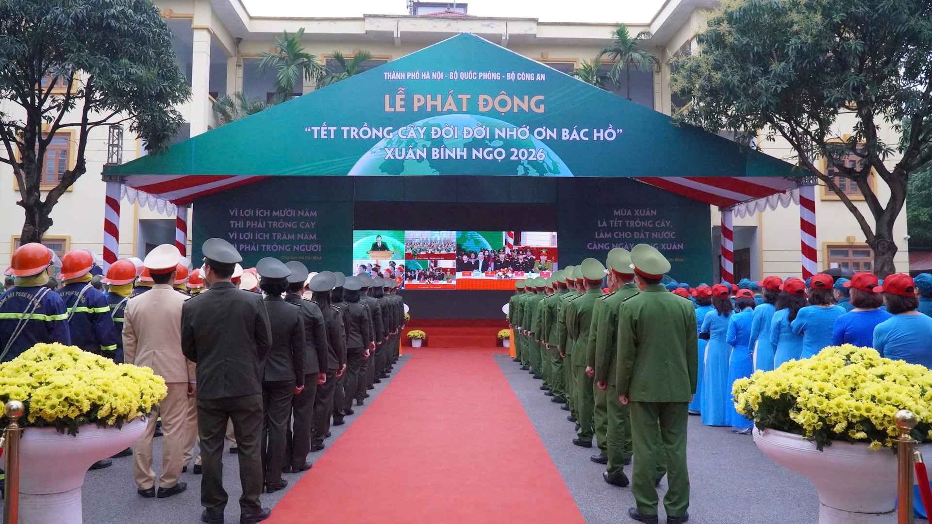 Chủ tịch HĐND TP Phùng Thị Hồng Hà dự Tết trồng cây tại Hà Đông