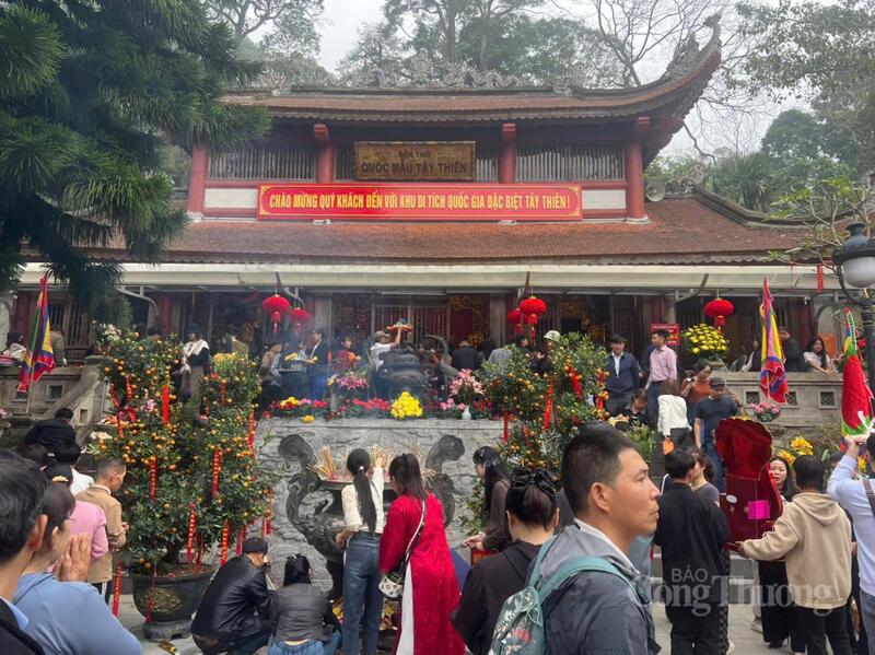 Du khách thành tâm chiêm bái tại Khu du tích danh thắng Tây Thiên.