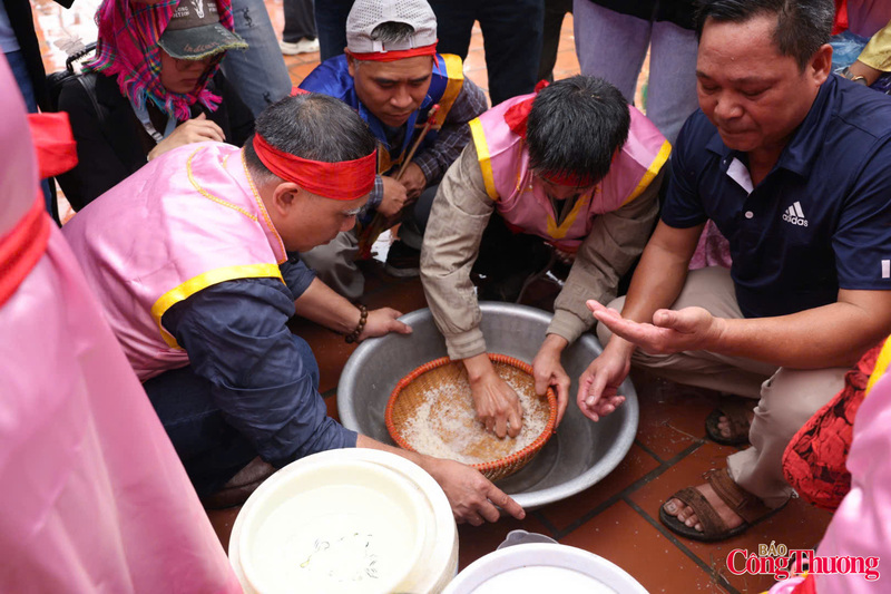 Sau đó, gạo được sàng trấu, loại bỏ sạn và vo sạch. Cùng lúc, mỗi đội thi sẽ cử một thành viên chạy khoảng 800m từ đình làng ra chỗ lấy nước và quay về đình làng nơi tổ chức hội thi. Đội nào lấy nước nhanh và khéo thì sẽ có thêm thời gian để nấu cơm.