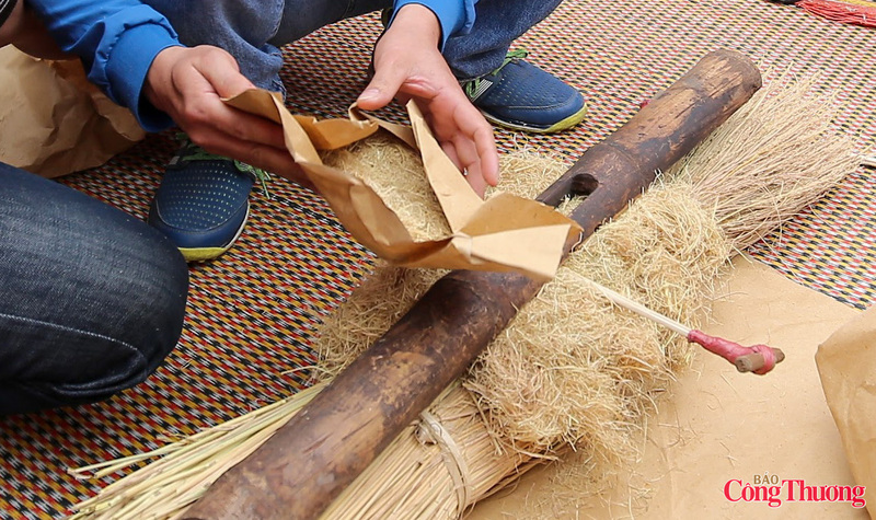 Phần hấp dẫn nhất của hội thi chính là thi kéo lửa. Mỗi đội cử ra 4 nam thanh niên tham gia phần thi này. Để kéo ra lửa, các đội thi lấy hai thanh giang kẹp vào bùi nhùi, dùng hai thanh tre ốp một mảnh trên và một mảnh dưới, giữ chắc hai đầu.