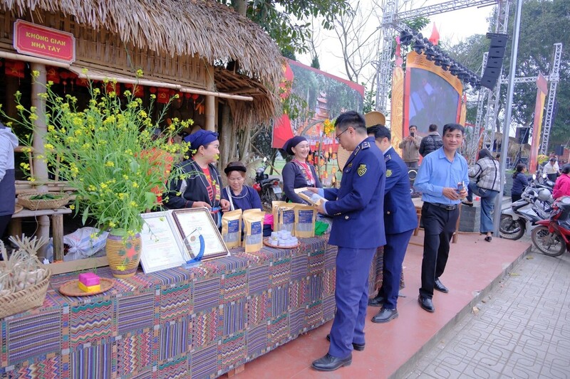 Lực lượng Quản lý thị trường Thái Nguyên kiểm tra kiểm soát hàng hóa tại Lễ hội Đền Đuổm. Ảnh: Cục Quản lý và phát triển thị trường trong nước