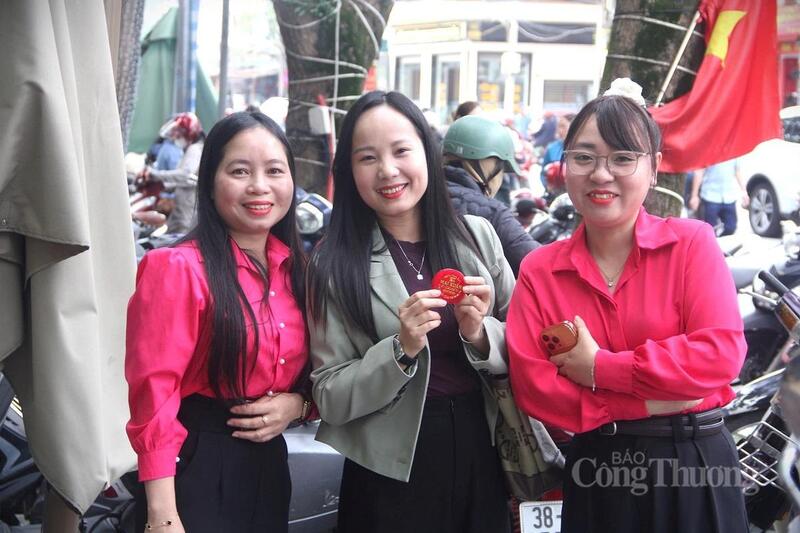 Chị Hải Yến (trú phường Hà Huy Tập), bày tỏ, mua vàng ngày vía Thần Tài đã thành thói quen của gia đình từ nhiều năm nay. Dù đông đúc, phải chờ đợi hơi lâu nhưng cảm giác sở hữu một chút tài lộc đầu xuân khiến ai cũng thấy phấn chấn và hy vọng một năm mới làm ăn thuận lợi, tiền bạc dư dả.