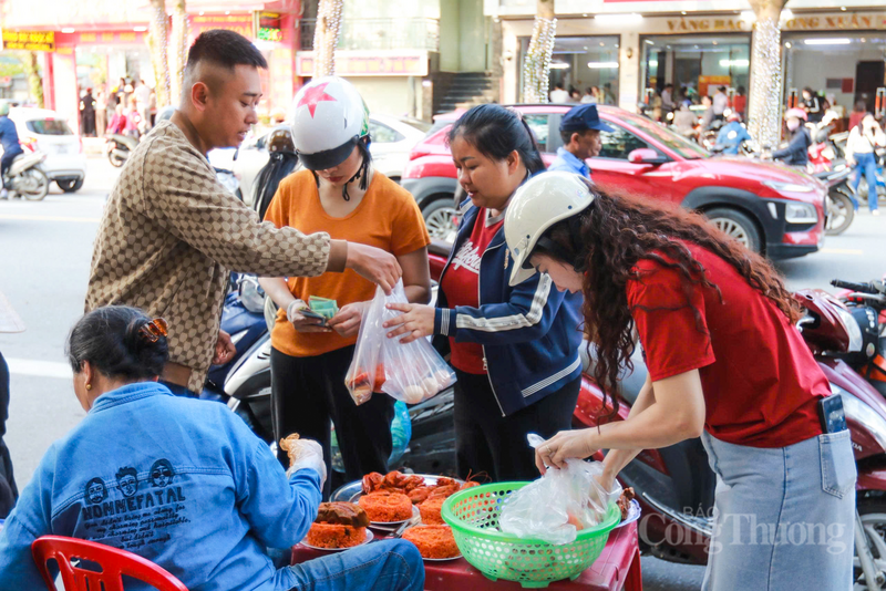 “Không chỉ là xôi bình thường, người dân chuộng các loại xôi gấc đỏ tươi hoặc xôi đậu xanh có tạo hình bắt mắt. Nhờ nhu cầu cao, chỉ trong vài giờ, doanh thu đã lên tới hàng chục triệu đồng, vượt xa so với dự tính ban đầu”, chị Phương phấn khởi nói.