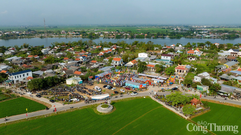 Làng Sình nằm trên bãi đất rộng, gần cuối hạ nguồn sông Hương