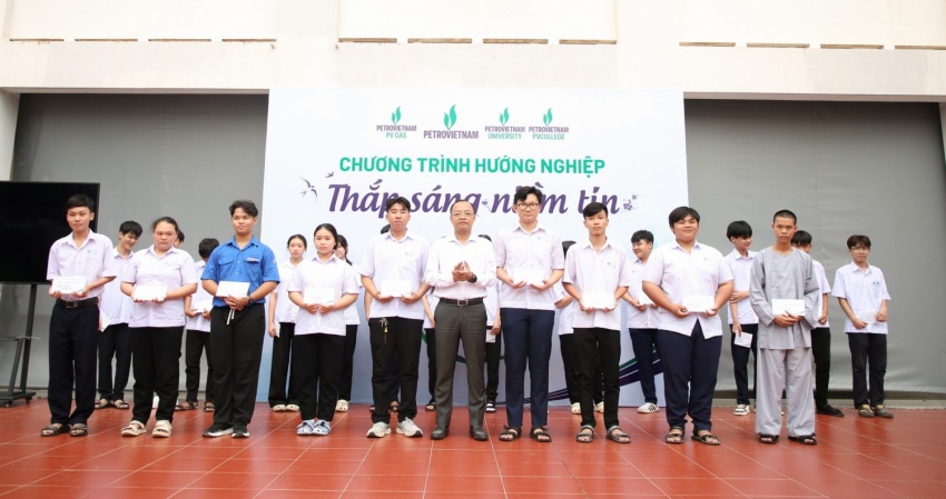 Petrovietnam thắp sáng niềm tin, tiếp sức tương lai cho thế hệ trẻ TP. Hồ Chí Minh Petrovietnam thắp sáng niềm tin, tiếp sức tương lai cho thế hệ trẻ TP Hồ Chí Minh