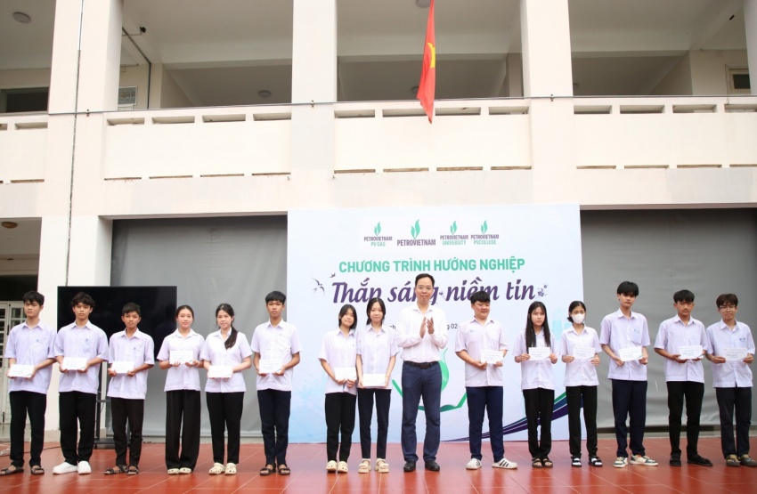 Petrovietnam thắp sáng niềm tin, tiếp sức tương lai cho thế hệ trẻ TP. Hồ Chí Minh Petrovietnam thắp sáng niềm tin, tiếp sức tương lai cho thế hệ trẻ TP Hồ Chí Minh